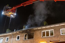 Flinke brand in woning Jan Gijzenkade in Haarlem, hulpdiensten uren bezig