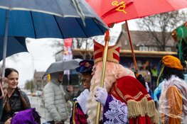 Sinterklaas gearriveerd in kletsnat IJmuiden
