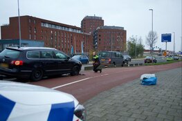 Automobilist rijdt voertuig kapot aan barrière-stenen