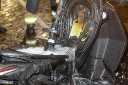 Accu van scooter vliegt in brand in Haarlem