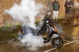 Accu van scooter vliegt in brand in Haarlem