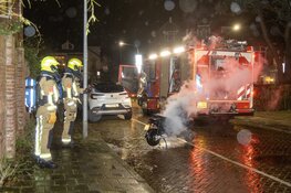 Accu van scooter vliegt in brand in Haarlem
