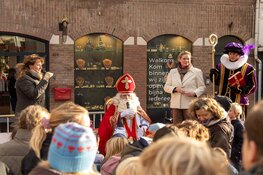 Intocht Sinterklaas in Bloemendaal ondanks regen sfeervol verlopen