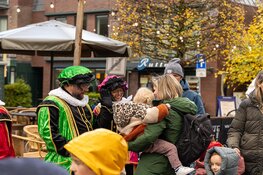 Intocht Sinterklaas in Bloemendaal ondanks regen sfeervol verlopen
