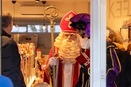 Intocht Sinterklaas in Bloemendaal ondanks regen sfeervol verlopen