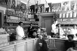 Bakels glasplatencollectie overgebracht naar Noord-Hollands Archief.