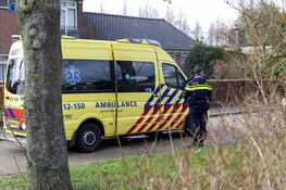 Beschonken bestuurder rijdt auto door voortuin tegen woning aan in Heemskerk