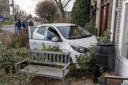 Beschonken bestuurder rijdt auto door voortuin tegen woning aan in Heemskerk