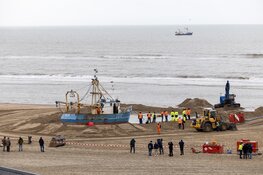 Werkzaamheden op strand Zandvoort om kotter de zee in te krijgen