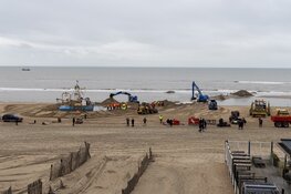Werkzaamheden op strand Zandvoort om kotter de zee in te krijgen
