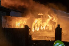 Grote brand verwoest strandtent Beach Inn IJmuiden