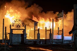 Grote brand verwoest strandtent Beach Inn IJmuiden