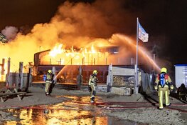 Grote brand verwoest strandtent Beach Inn IJmuiden