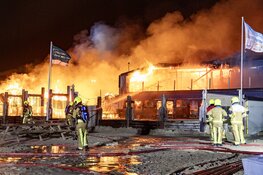 Grote brand verwoest strandtent Beach Inn IJmuiden