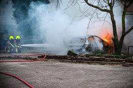 Auto in brand tegen sloopwoning in Heemskerk