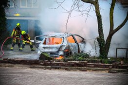 Auto in brand tegen sloopwoning in Heemskerk