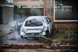 Auto in brand tegen sloopwoning in Heemskerk