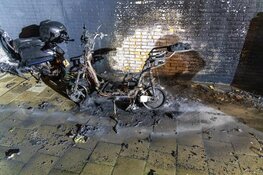 Scooter door brand verwoest aan Prof. Donderslaan in Haarlem