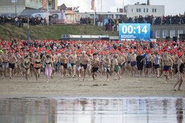 Bikkels wagen zich weer aan Nieuwjaarsduik Zandvoort
