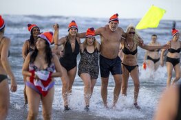 Bikkels wagen zich weer aan Nieuwjaarsduik Zandvoort