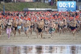 Bikkels wagen zich weer aan Nieuwjaarsduik Zandvoort