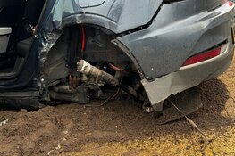 Achteras auto breekt af door aanrijding in Haarlem