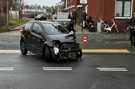 Achteras auto breekt af door aanrijding in Haarlem