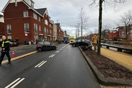 Achteras auto breekt af door aanrijding in Haarlem