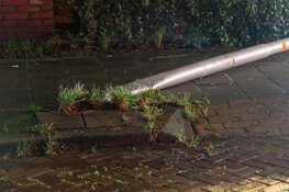 Automobilist rijdt lantaarnpaal omver in IJmuiden