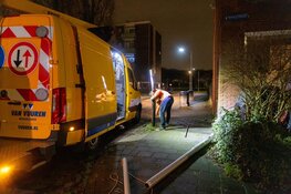 Automobilist rijdt lantaarnpaal omver in IJmuiden