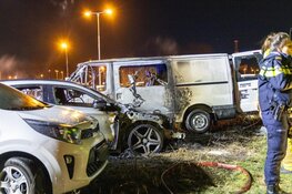 Twee voertuigen in brand op parkeerplaats in Beverwijk