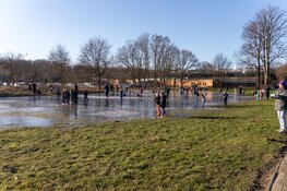 Schaatsplezier in IJmuiden op bevroren plek door wateroverlast