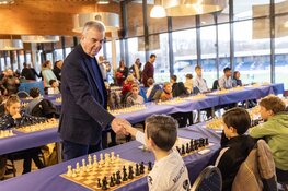 Traditionele schaak-voetbalwedstrijd waar doelpuntenfestijn