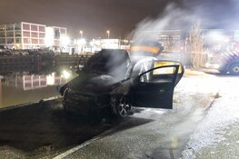 Auto in brand langs Hendrik Figeeweg in Haarlem