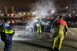 Auto in brand langs Hendrik Figeeweg in Haarlem