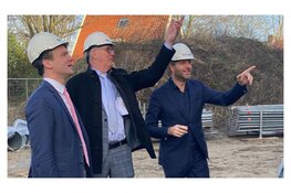 Gedeputeerde Beemsterboer en minister De Jonge bekijken bouwmogelijkheden Uitgeest