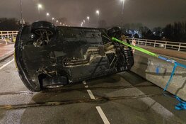 Auto op zijn kant bij eenzijdig ongeval in Haarlem
