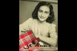 Het verhaal van Anne Frank komt tot leven in het theater.  Je, Anne: met liedjes en dagboekfragmenten