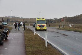 Olie op de weg, motorrijder komt ten val