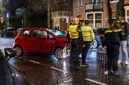 Automobilist raakt geparkeerde auto's in Haarlem