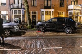 Automobilist raakt geparkeerde auto's in Haarlem
