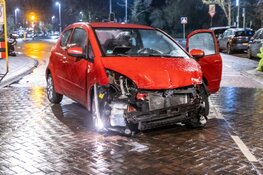 Automobilist raakt geparkeerde auto's in Haarlem