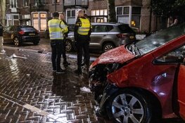 Automobilist raakt geparkeerde auto's in Haarlem