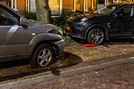 Automobilist raakt geparkeerde auto's in Haarlem