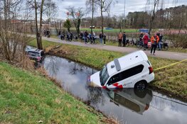 Politie rijdt ook in sloot na melding auto te water