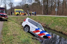 Politie rijdt ook in sloot na melding auto te water