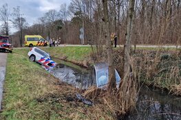 Politie rijdt ook in sloot na melding auto te water
