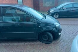 Auto wijkt uit voor fietser en loopt schade op in Haarlem