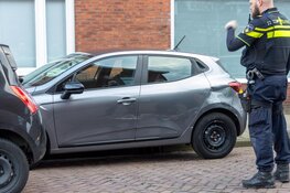 Auto wijkt uit voor fietser en loopt schade op in Haarlem