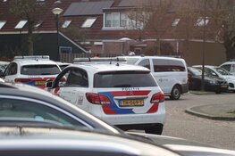 Politie met kogelwerende vesten in woonwijk Beverwijk